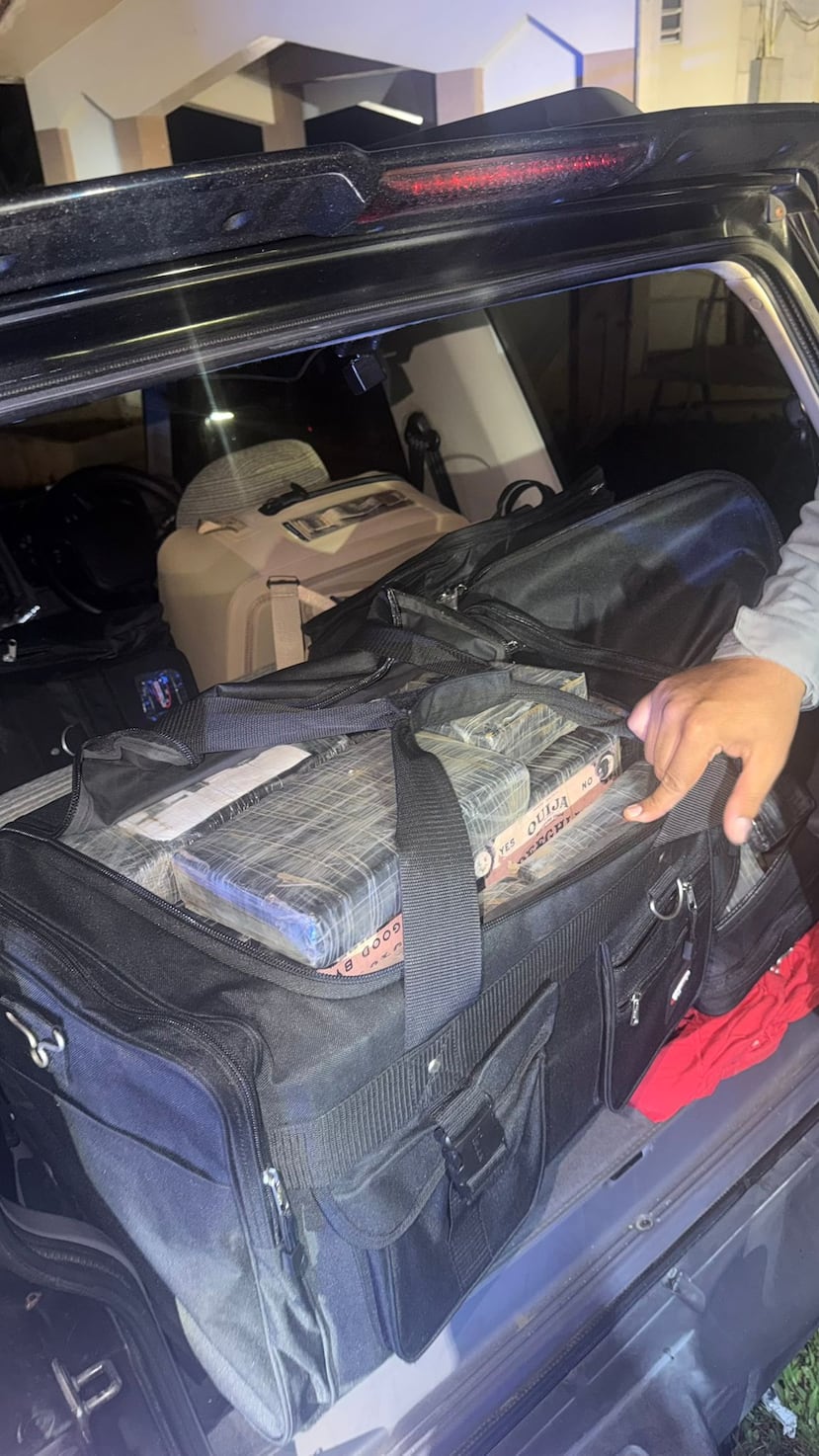 La Policía logró ocupar un vehículo que fue abandonado luego de una persecusión y que contenía cinco bultos repletos de cocaína.