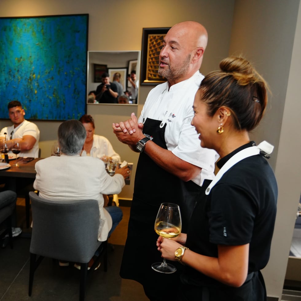 Los chefs Mario Pagán, a la izquierda, y Esther Choi, a la derecha, deleitaron a los comensales que participaron del almuerzo “Modern Boricua Lunch”.
