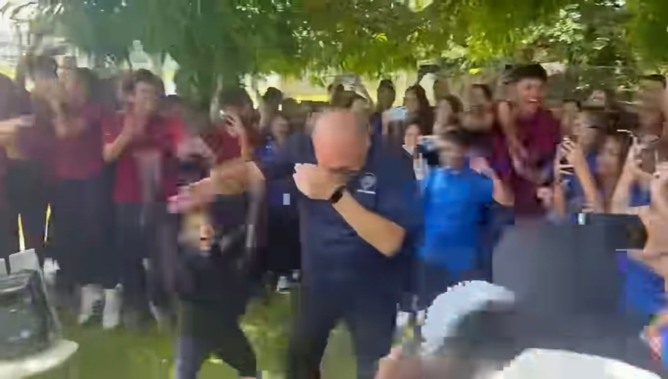 Imagen de la cobertura de: Maestro de Añasco se vuelve viral tras una “batalla de aura” con sus estudiantes