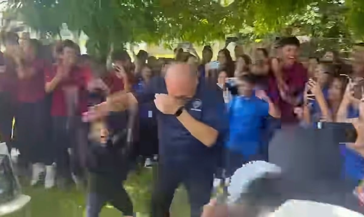 Maestro de Añasco gana "batalla de aura" con sus estudiantes y se vuelve viral