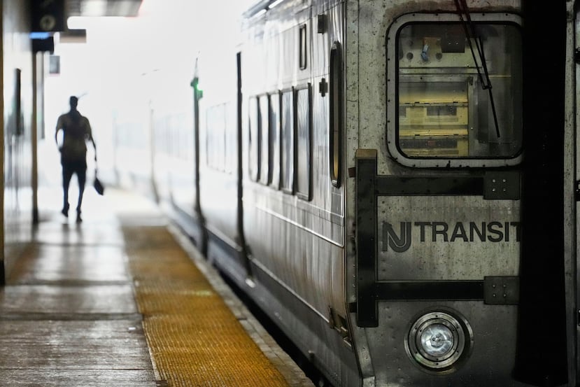 ARCHIVO - Un tren de NJ Transit sale de la estación Secaucus Junction en Secaucus, Nueva Jersey, el miércoles 14 de mayo de 2025. (Foto AP/Seth Wenig, Archivo)