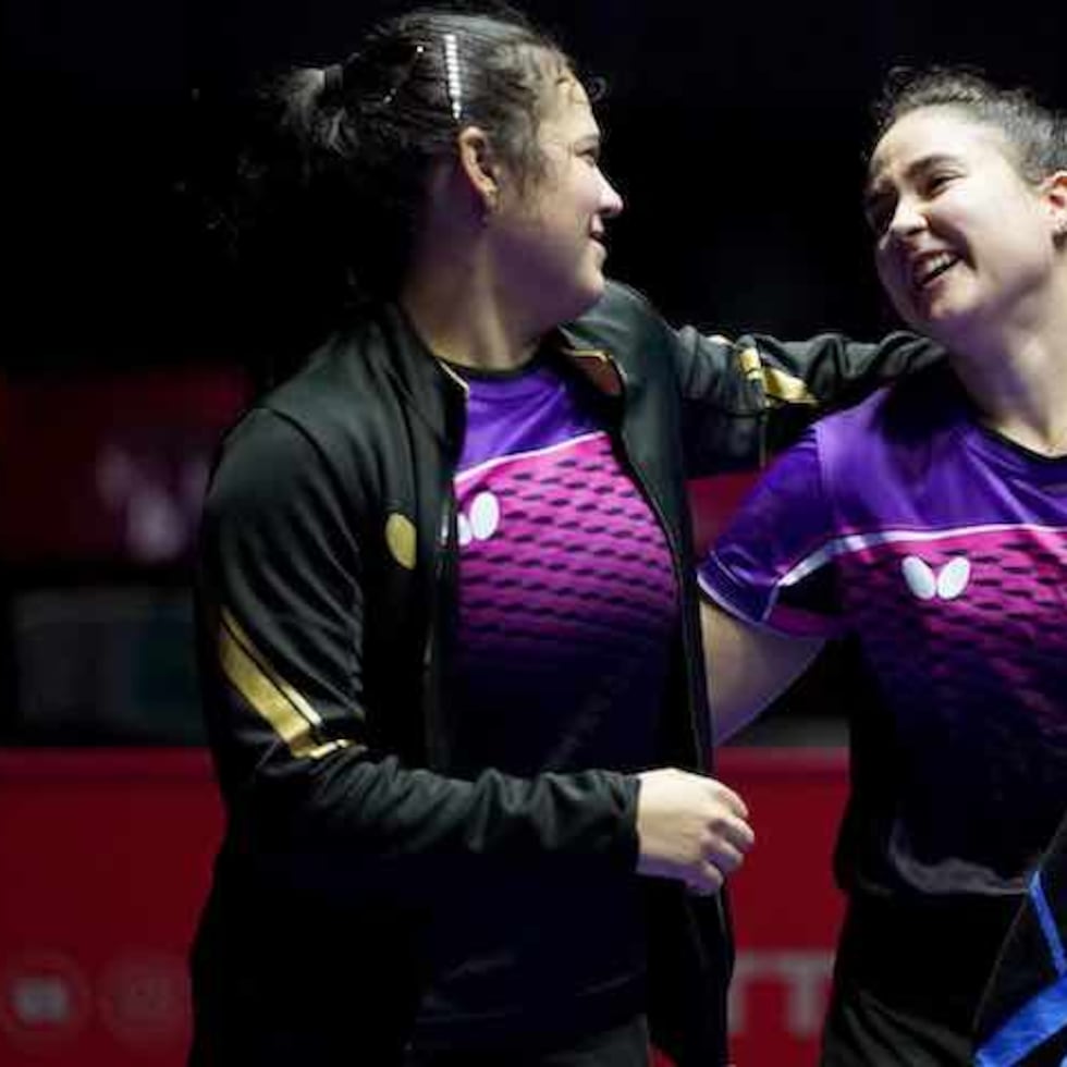 Adriana Díaz (izquierda) y Brianna Burgos juegan en la modalidad de dobles femeninos.