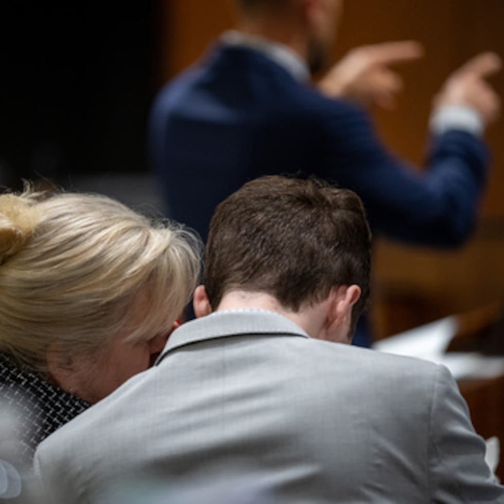 La abogada defensora Kathryn Nester (izquierda) habla con Tyler Robinson durante una vista preliminar celebrada en el Tribunal del Cuarto Distrito.
