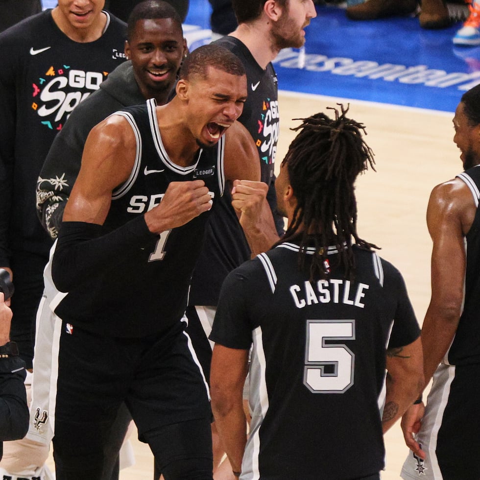 Victor Wembanyama y los Spurs celebran la victoria contra el Thunder en Oklahoma City en el séptimo juego de la Final de la Conferencia Oeste.