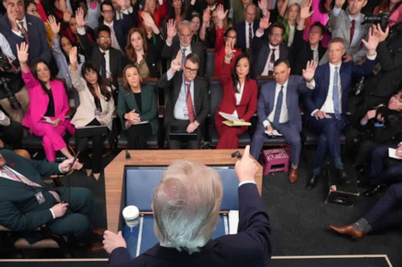 El presidente Donald Trump habla con los periodistas durante una rueda de prensa en la Sala de Prensa James Brady de la Casa Blanca.