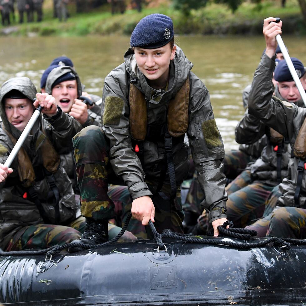 La princesa heredera belga Elisabeth, al centro, participa en un ejercicio militar de tres días en un Centro de Entrenamiento de Comandos del Ejército.