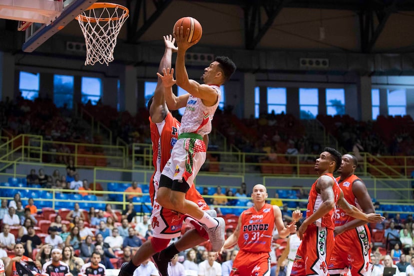 Rigoberto Mendoza anota contra los Leones.