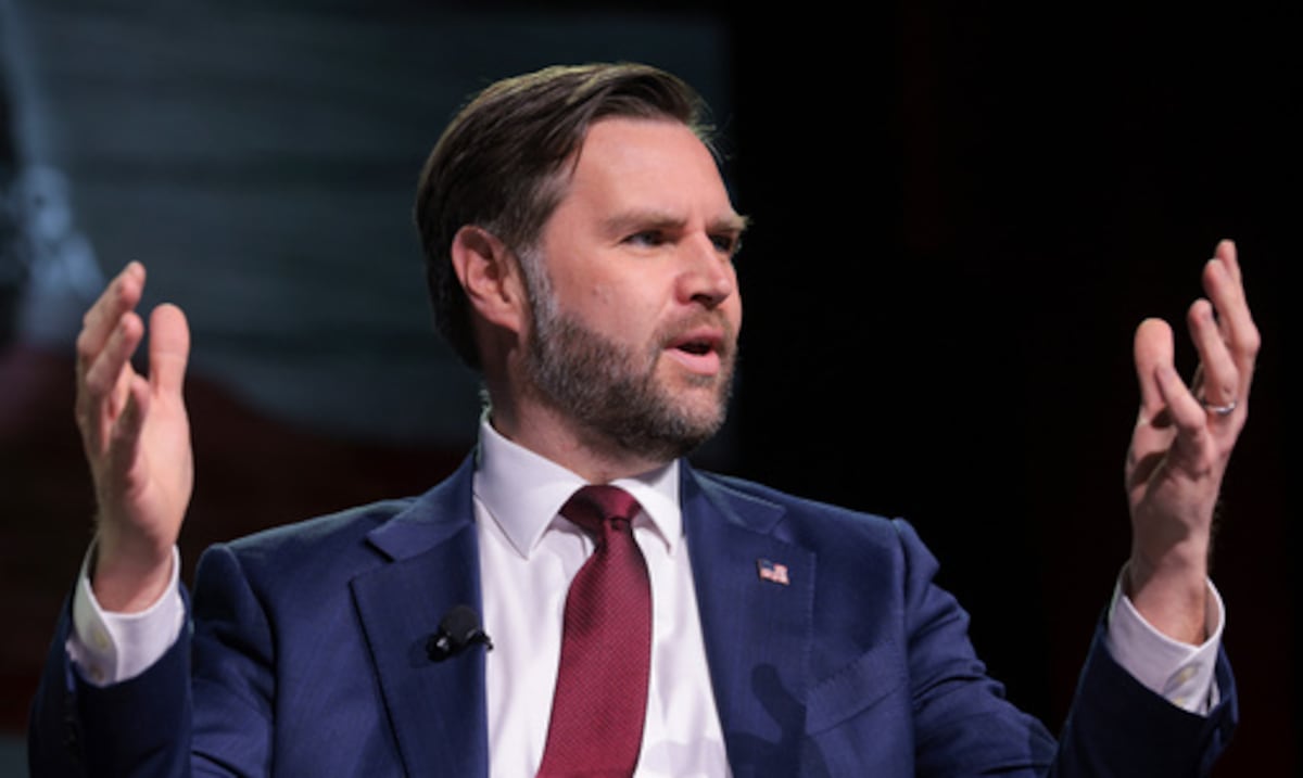 Un estadio vacío y preguntas incómodas: JD Vance intenta defender acciones de Donald Trump ante jóvenes