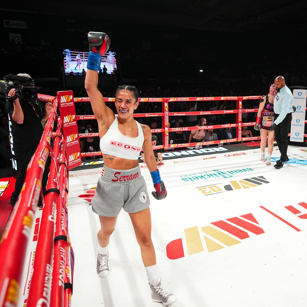 Amanda Serrano festeja su nocaut sobre Cheyenne “Pepper” Hanson.