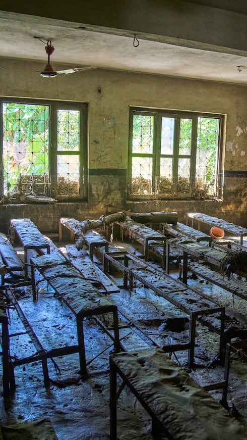 Tras las mortales inundaciones, el barro cubrió los salones de clases de la escuela Shree Bagheswori Madhyamik, en Galchhi, distrito de Dhading, Nepal.