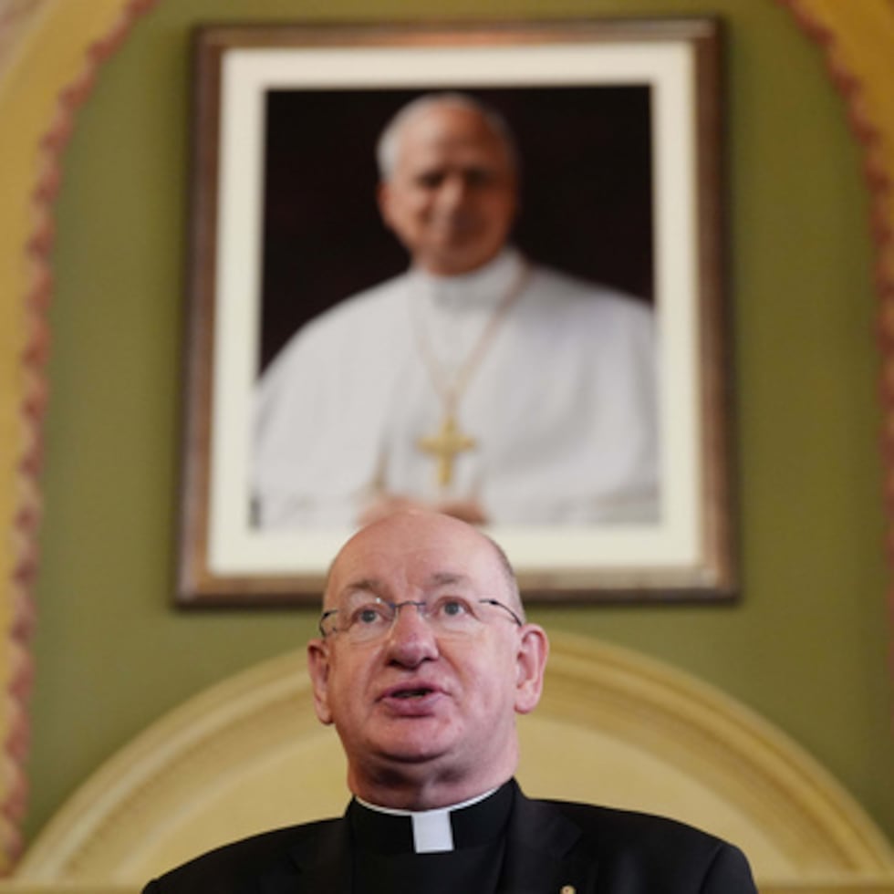 El obispo Richard Moth habla durante una rueda de prensa en la que se le anuncia como nuevo arzobispo de Westminster, en sustitución del cardenal Vincent Nichols como líder de la Iglesia católica en Inglaterra y Gales, en la Sala del Trono de la Casa Arzobispal, Westminster, Londres.