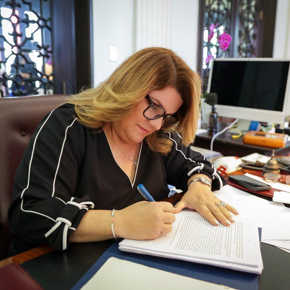Gov. Jenniffer González signed the fiscal year 2026–27 budget during a livestream on social media.
