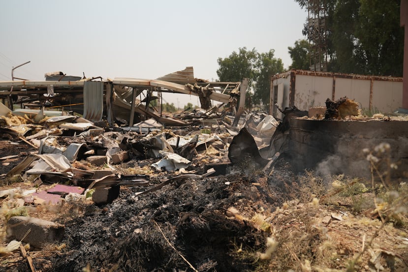 Estructuras dañadas en el lugar de un ataque aéreo contra una base de las Fuerzas de Movilización Popular en Mosul, Irak, el miércoles 29 de julio de 2026. (Foto AP/Farid Abdulwahed)