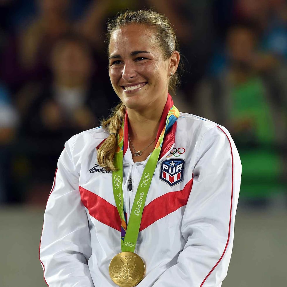 Momento sublime cuando Mónica Puig subió a lo más alto del podio en Río 2016.