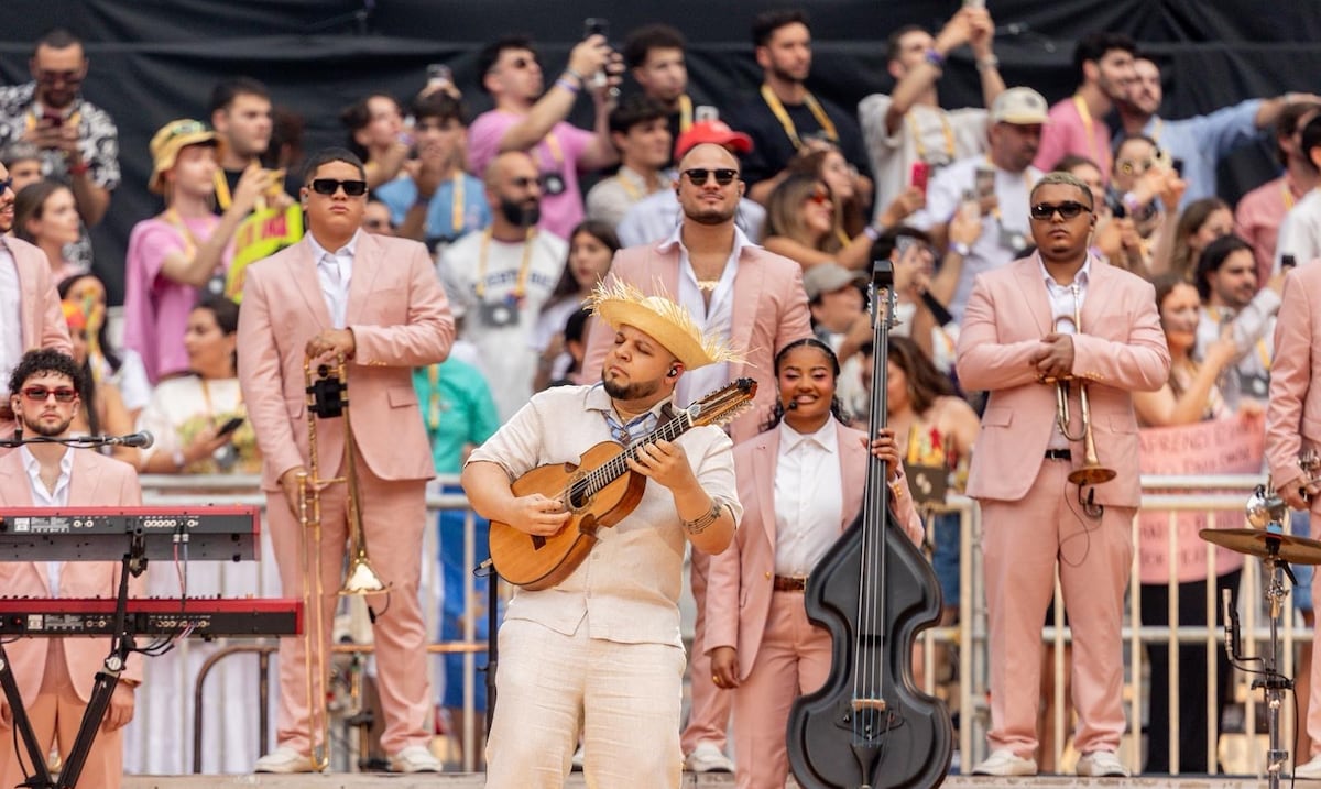 Reciben en el aeropuerto a José Eduardo Santana, cuatrista de la gira mundial de Bad Bunny