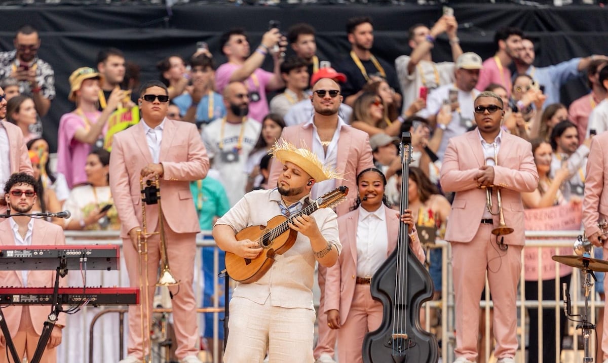 José Eduardo Santana lleva el cuatro puertorriqueño a escenarios mundiales en gira de Bad Bunny