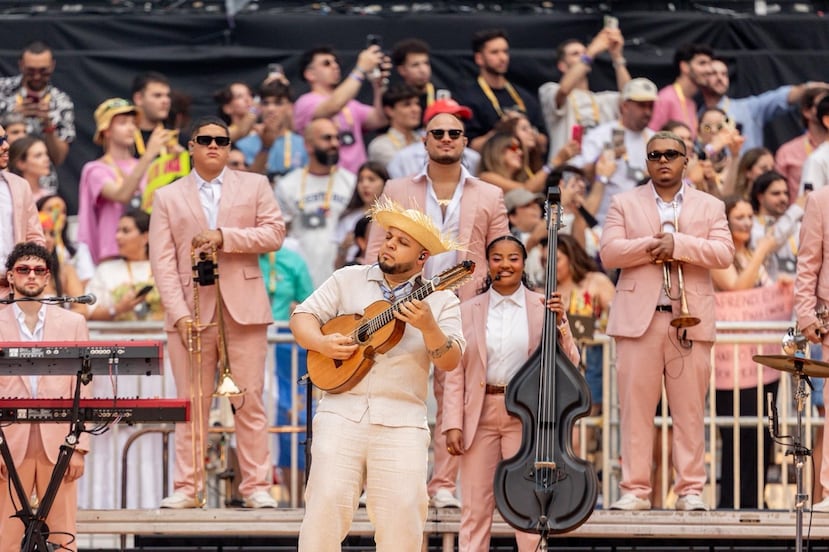 El cuatrista puertorriqueño José Eduardo Santana durante una de sus presentaciones en la gira de Bad Bunny.