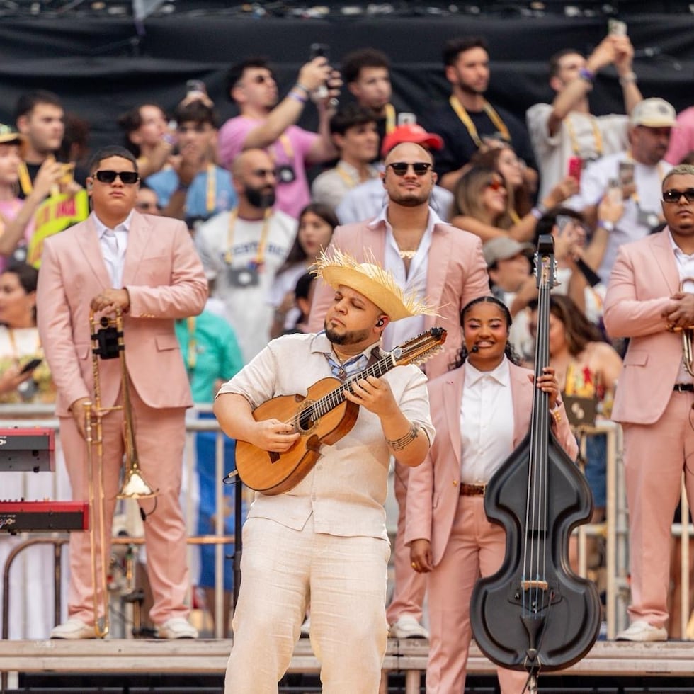 Cuatrista puertorriqueño José Eduardo Santana durante una de sus presentaciones en la gira de Bad Bunny.