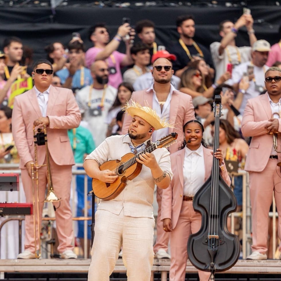 El cuatrista puertorriqueño José Eduardo Santana durante una de sus presentaciones del “Debí Tirar Más Fotos World Tour”, de Bad Bunny.
