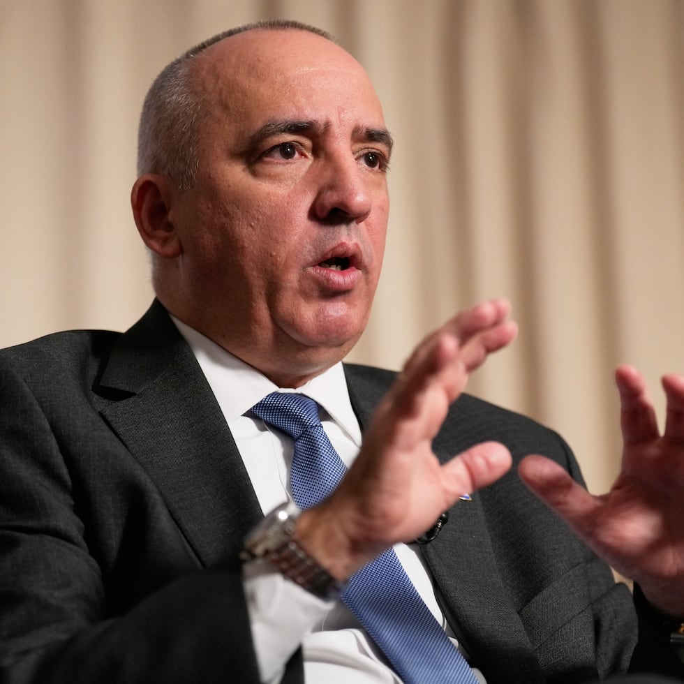 Ernesto Soberón Guzmán, embajador de Cuba ante Naciones Unidas, habla con reporteros en Nueva York.