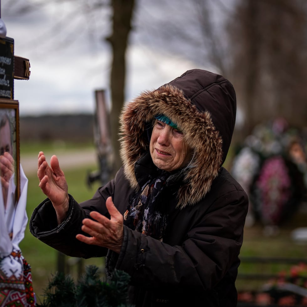 Valentyna Nechyporenko, de 77 años, llora en la tumba de su hijo Ruslan, de 47, durante su funeral en el cementerio de Bucha, en las afueras de Kiev, el lunes 18 de abril de 2022. Ruslan fue asesinado por el ejército ruso el 17 de marzo mientras entregaba ayuda humanitaria a sus vecinos en las calles de Bucha.