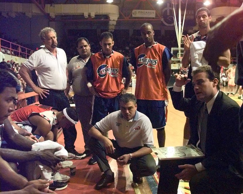 En 2000, Julio Toro (izquierda) observa al argentino Néstor “Che” García, entonces dirigente de los recién regresados Cangrejeros de Santurce, mientras imparte instrucciones al equipo.