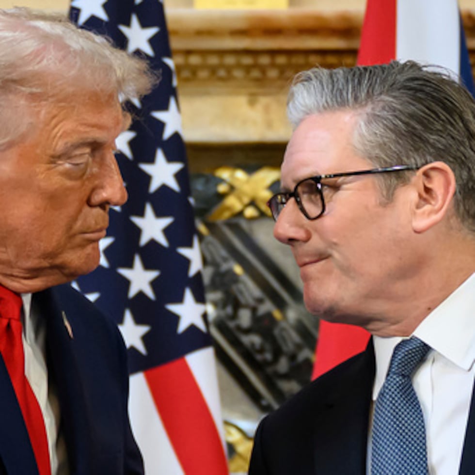 El presidente de Estados Unidos, Donald Trump (izquierda) y el primer ministro británico, Keir Starmer (derecha), se dan la mano durante una rueda de prensa en Chequers.