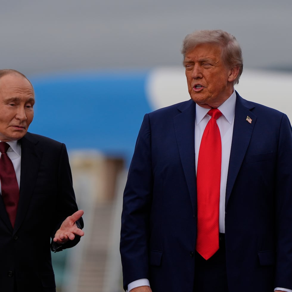 El presidente Donald Trump conversa con el presidente ruso Vladimir Putin en Alaska.