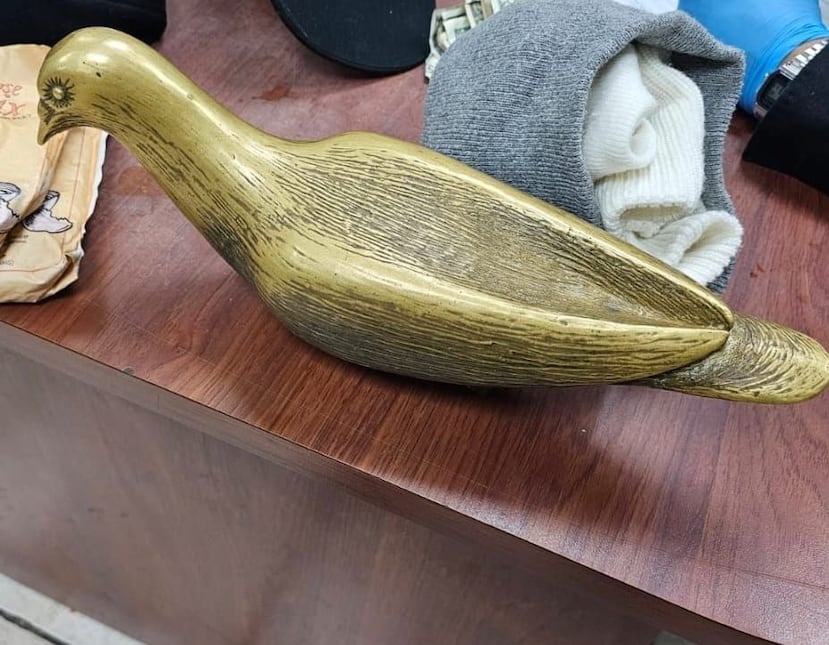 Paloma que fue cortada y puesto en un bulto, esta es parte del conjunto escultórico que forma la escultura publica de Tite Curet Alonso ubicada en la Plaza de Armas, la obra es creada por Luz Badillo