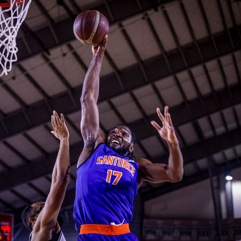Kenneth Faried donquea el balón durante el tercer partido de semifinales de conferencia entre Santurce y Caguas.