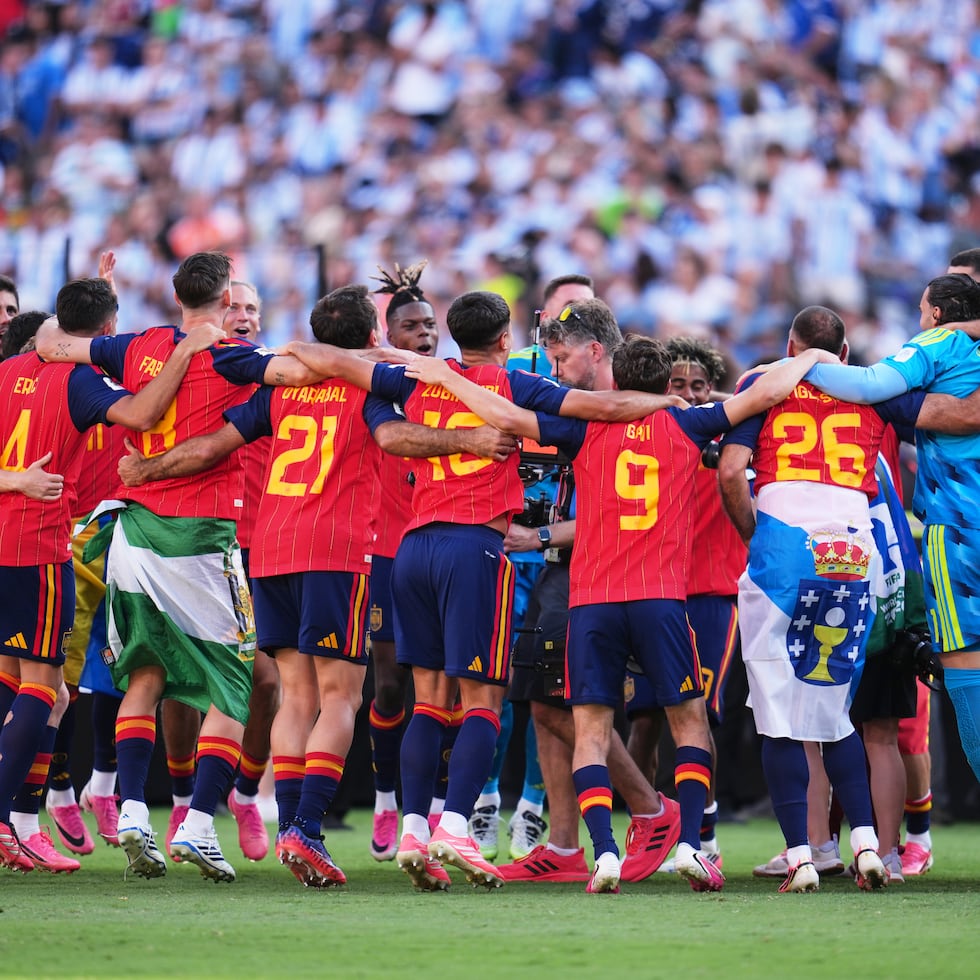 Los españoles también recibieron los primeros anillos de campeón entregados por la FIFA.