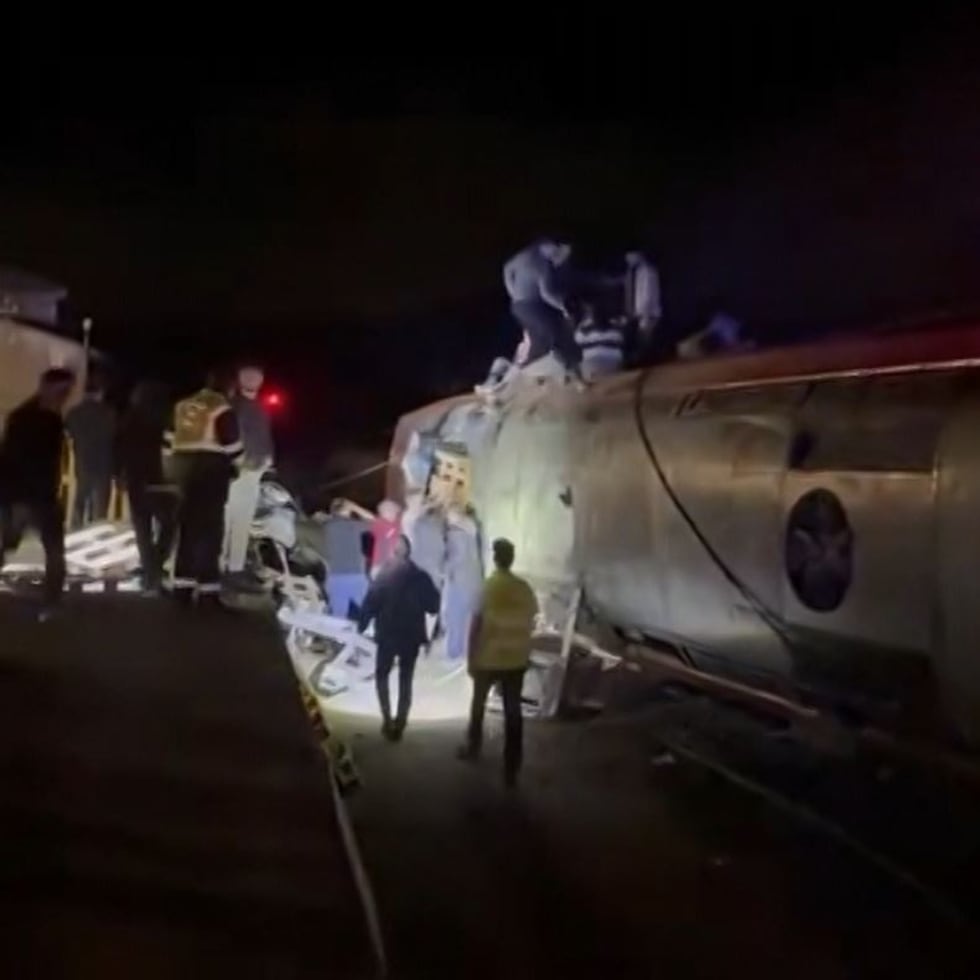 El accidente se produjo cuando un tren de la empresa Iryo con dirección a Madrid y 317 viajeros descarriló apenas una hora después de salir de Málaga (sur) e invadió la vía contigua, por la que circulaba otro convoy de la estatal Renfe Alvia que realizaba el trayecto Madrid-Huelva, y que también descarriló.