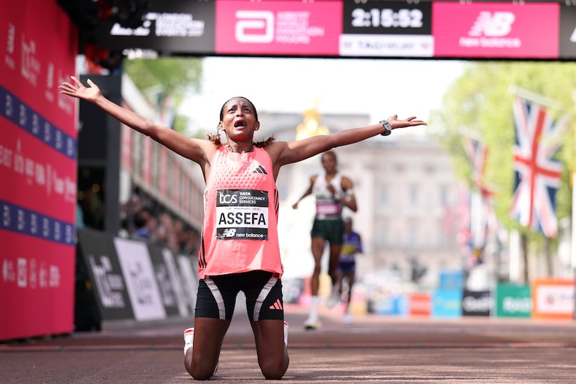 La etíope Tigst Assefa celebra ganar la rama femenina del Maratón de Londres.