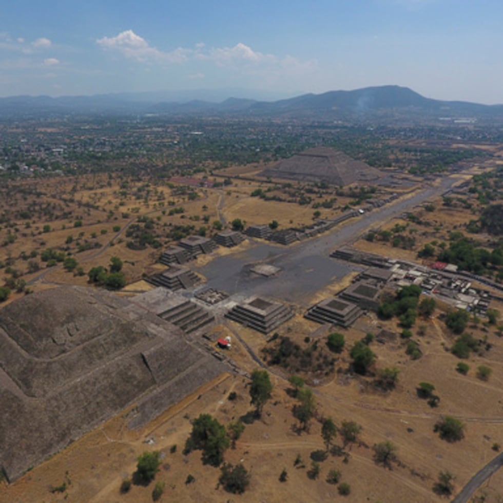 La Pirámide de la Luna, a la izquierda, y la Pirámide del Sol, atrás a la derecha, se ven junto con estructuras más pequeñas que bordean la avenida de los Muertos, en Teotihuacán.
