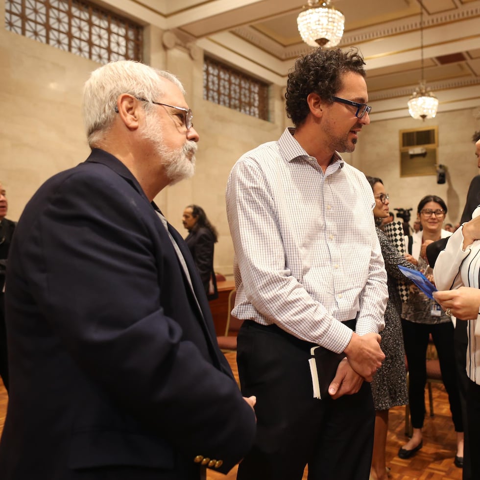 Carlos Muñiz Pérez, hijo de Carlos Muñiz Varela, y Raúl Álzaga Manresa, a la izquierda, dialogan con la entonces secretaria designada de Justicia, Wanda Vázquez, en torno a sus reclamos sobre la investigación del caso.