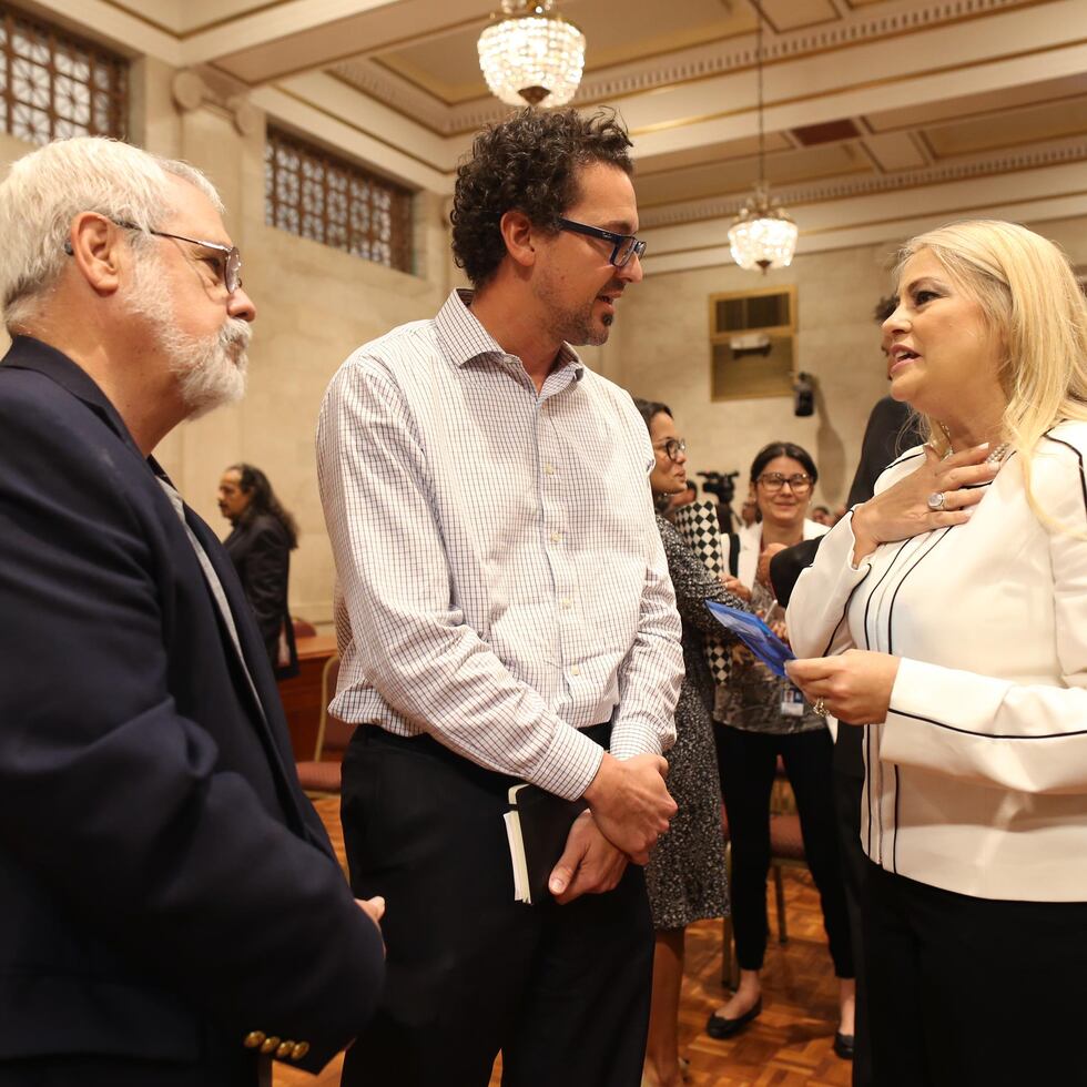 Carlos Muñiz Pérez (center), in the photo with his father's business partner Raúl Álzaga Manresa, left, sent a letter to Lourdes Gómez Torres on Monday requesting the meeting, which he would like to take place within two weeks at the latest.