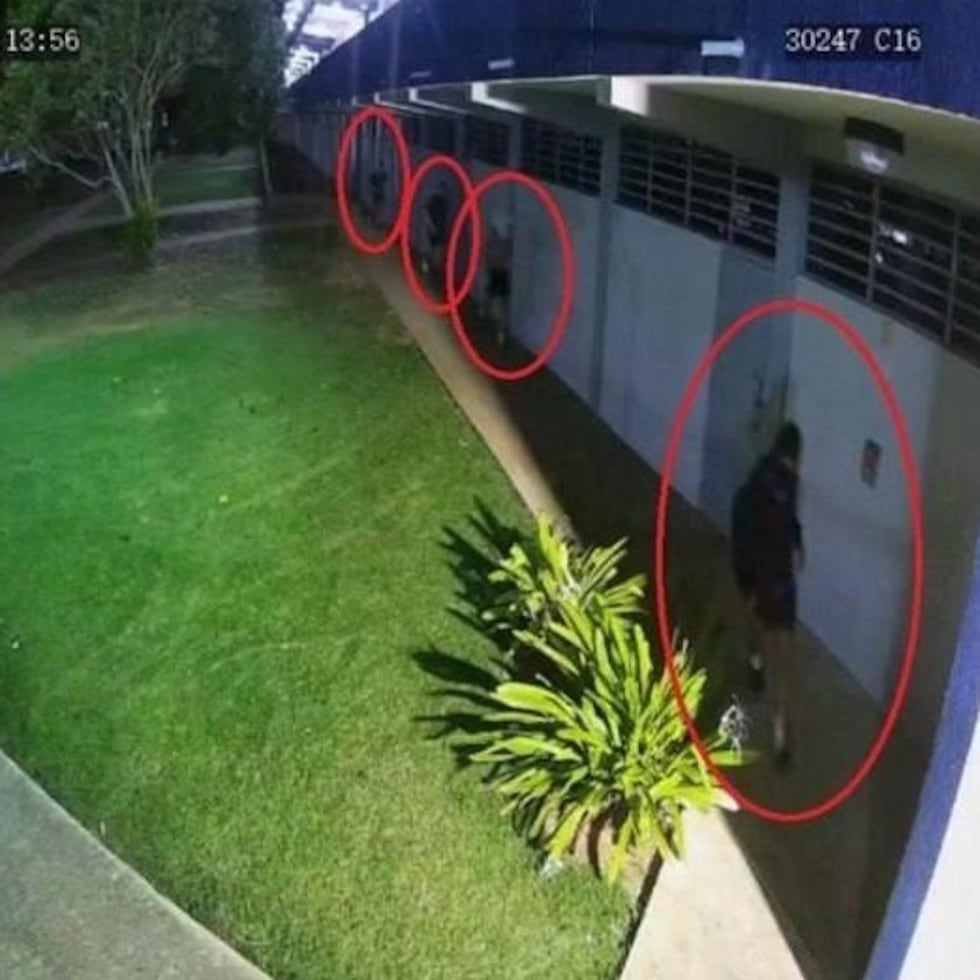 Momento en que los individuos fueron captados durante el escalamiento a la escuela Doctor Santiago Veve Calzada.