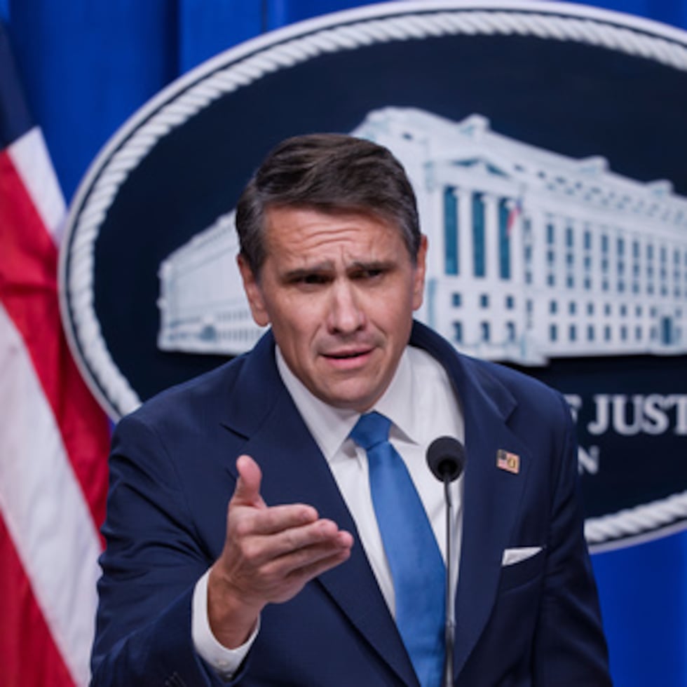 El Departamento de Justicia del presidente Donald Trump dijo el viernes que publicará más de 3 millones de páginas de documentos junto con más de 2,000 vídeos y 180,000 imágenes en virtud de una ley destinada a revelar la mayor parte del material que recopiló durante dos décadas de investigaciones sobre Epstein.