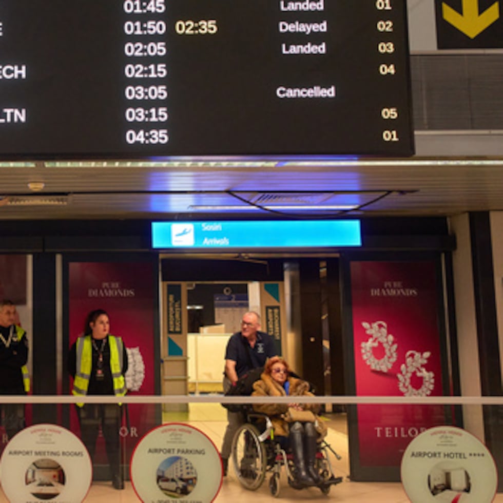 Una pantalla que muestra vuelos cancelados en el Aeropuerto Internacional Henri Coanda en Otopeni, Rumania, el 3 de marzo del 2026.