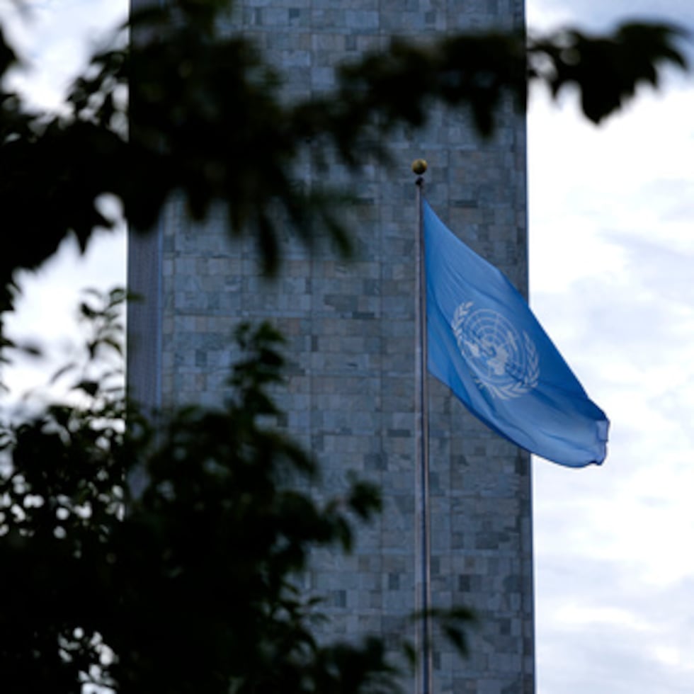 La bandera de las Naciones Unidas ondea durante la Asamblea General de las Naciones Unidas (AGNU) en la sede de la ONU, el lunes 21 de septiembre de 2026. (Justin Tang/The Canadian Press vía AP)
