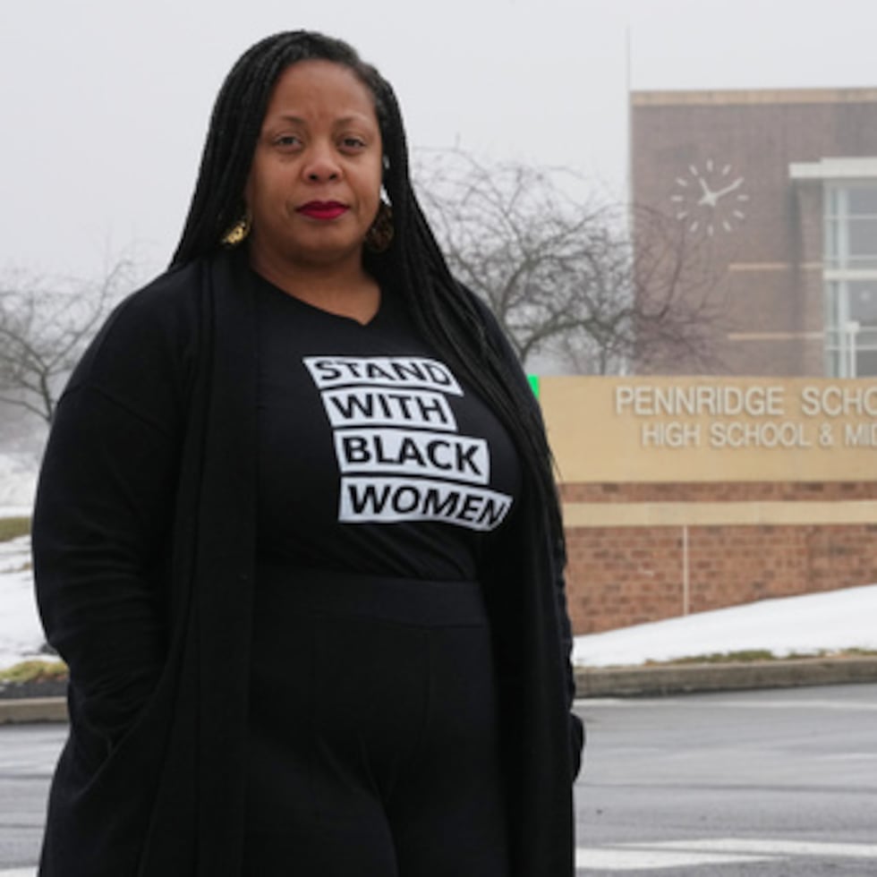 Adrienne King posa para un retrato delante de los edificios del distrito escolar de Pennridge en Perkasie, Pensilvania.