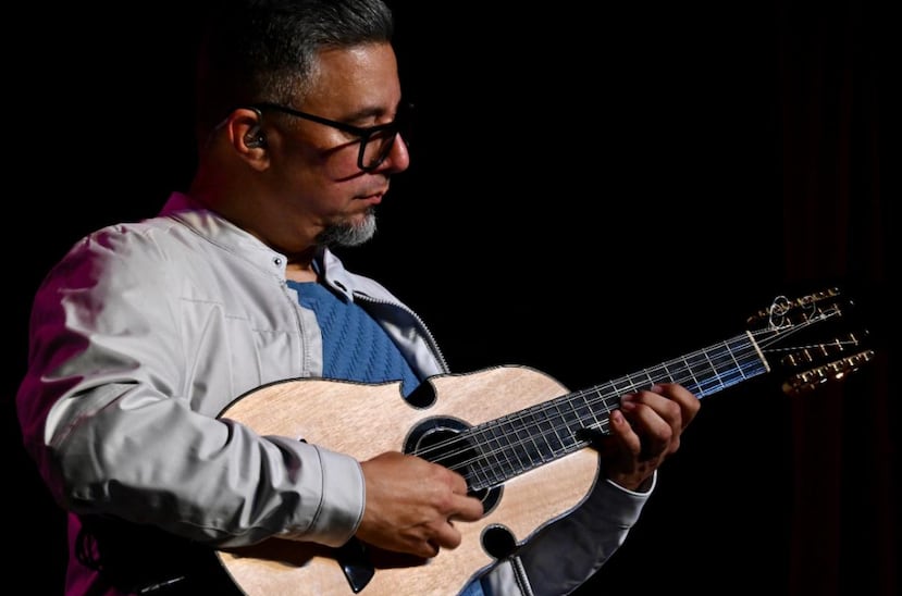 Creada por el músico Quique Domenech, la iniciativa “Mi Cuatro en tu Escuela” busca acercar a las nuevas generaciones al cuatro puertorriqueño y, al mismo tiempo, llevarles el mensaje de que cada estudiante posee talentos que puede descubrir, desarrollar y convertir en una oportunidad para su futuro.