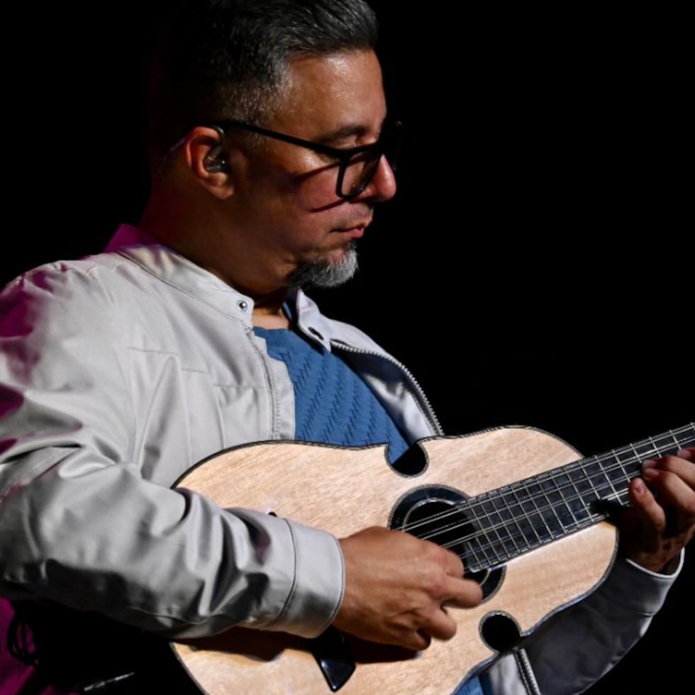 Creada por el músico Quique Domenech, la iniciativa “Mi Cuatro en tu Escuela” busca acercar a las nuevas generaciones al cuatro puertorriqueño.