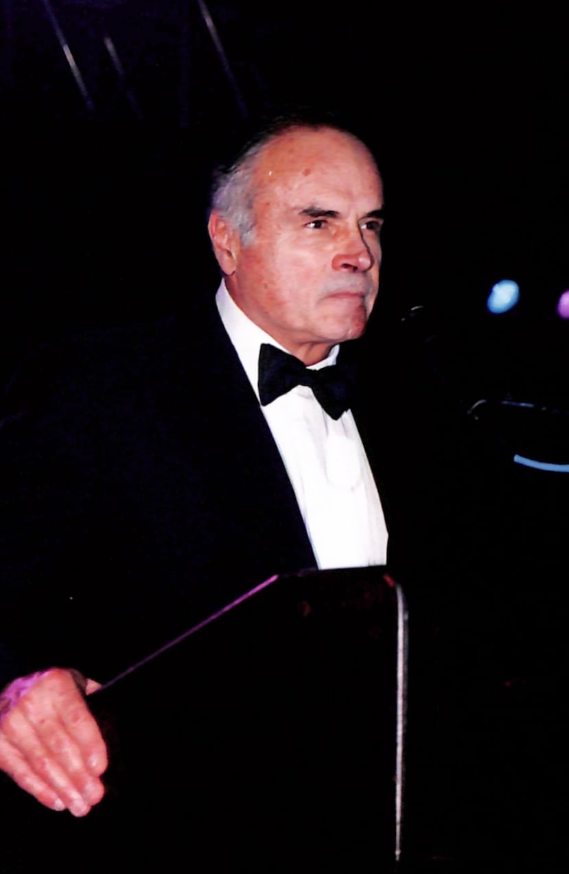 Presidida por Miguel A. Vázquez Deynes, la gala de 1999 contó con el apoyo de los miembros del Comité Organizador: Richard Carrión, Antonio Luis Ferré (en la foto) y David Kurland.