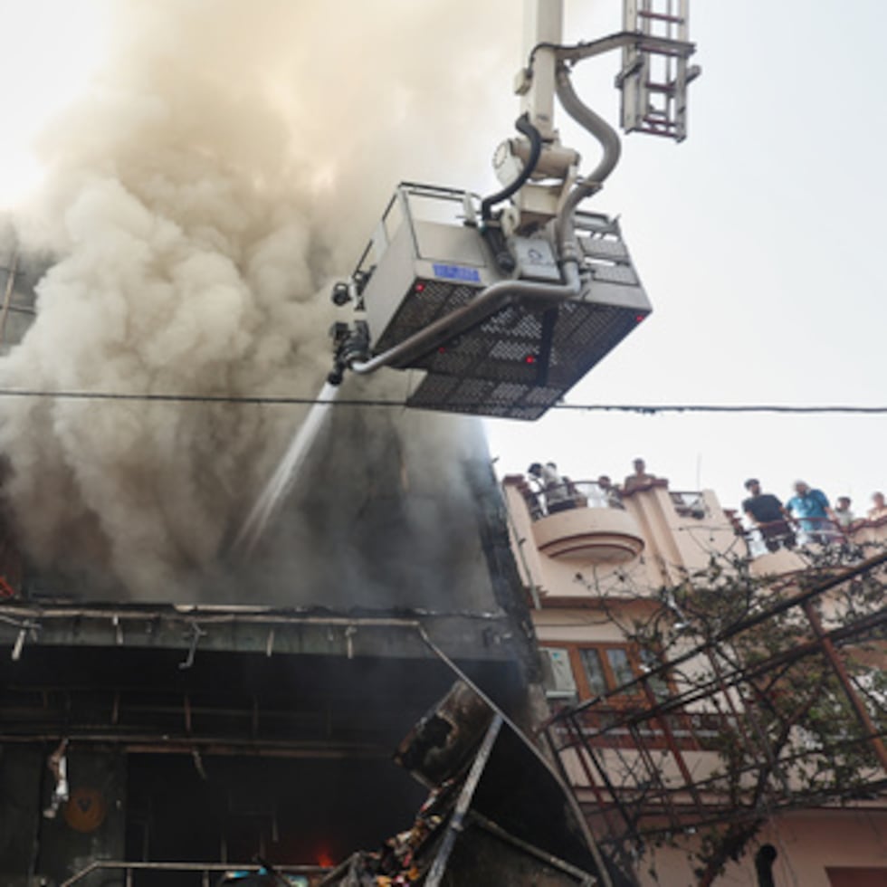 Las autoridades indicaron que los bomberos tuvieron que entrar por la fuerza en el edificio derribando una pared trasera, ya que el denso humo dificultaba las labores de rescate.