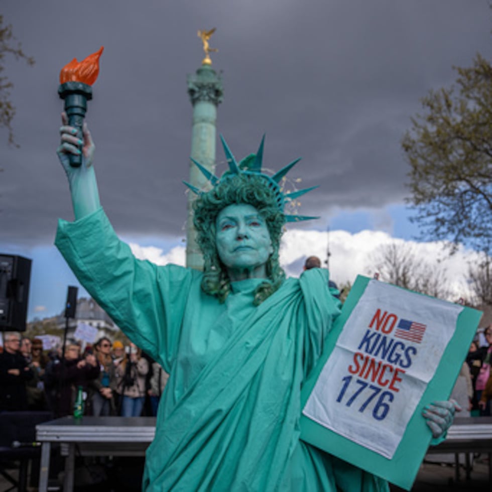 Una mujer vestida como la Estatua de la Libertad participa en la protesta "No a los Reyes" en París, Francia, el sábado 28 de marzo.