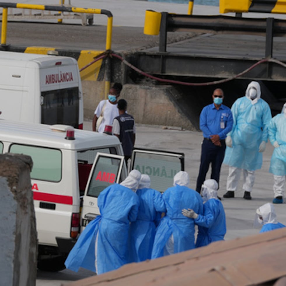 Trabajadores sanitarios con equipos de protección evacuan a pacientes del crucero MV Hondius a una ambulancia en un puerto de Praia, Cabo Verde, el miércoles 6 de mayo de 2026.