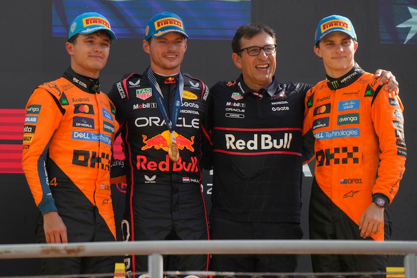El neerlandés Max Verstappen de Red Bull rodeado en el podio por Pierre Wache, director técnico de Red Bull, el británico Lando Norris y el australiano Oscar Piastri de McLaren tras el Gran Premio de Italia en Monza.