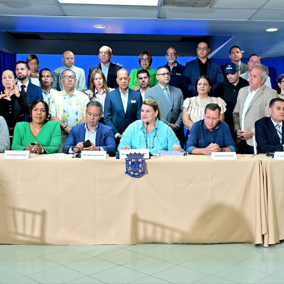 La gobernadora Jenniffer González, al centro, lideró la reunión con la Federación de Alcaldes, que agrupa a los primeros ejecutivos municipales del PNP.
