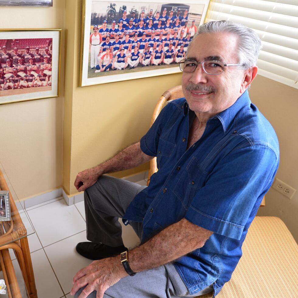 Ernesto Díaz González se convirtió en dueño de equipo en la liga de béisbol profesional a mediados de los 80. Aquí posa junto a fotos de las dos ediciones de los Metros de San Juan.